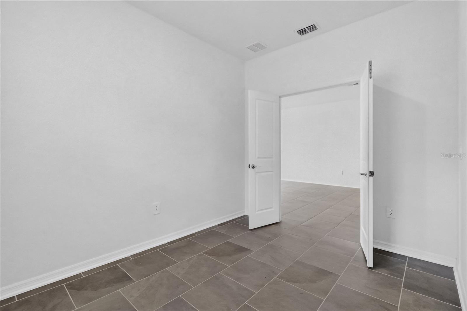 680 Grove St Property Photo 25