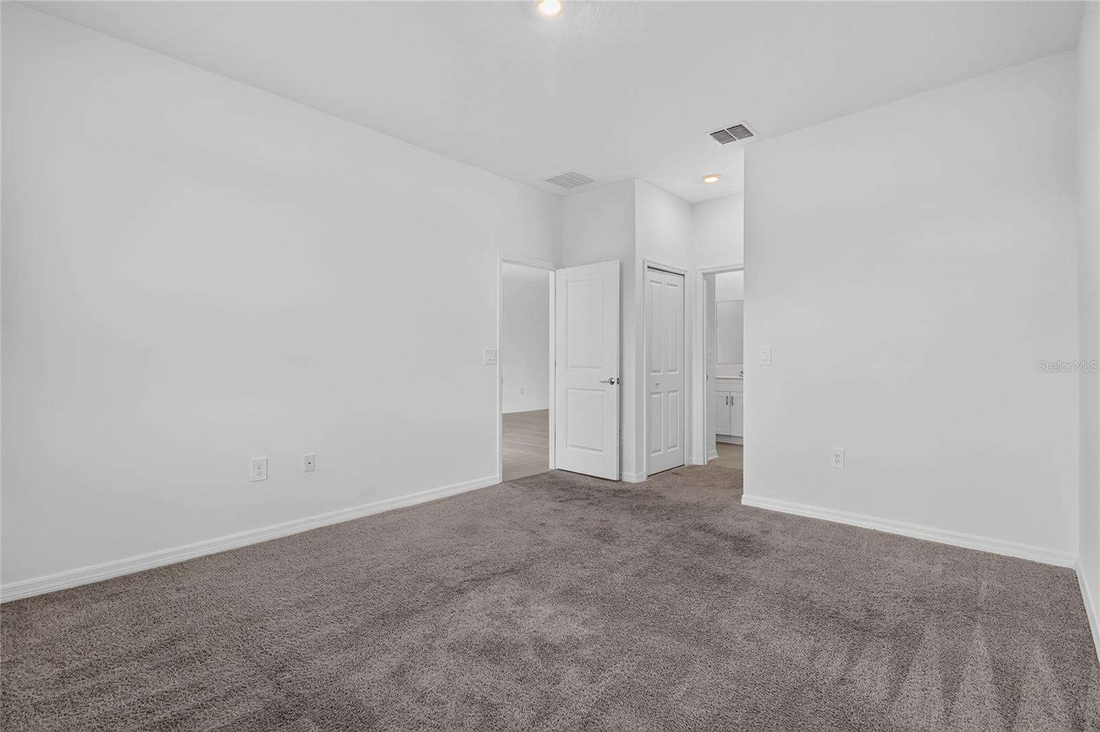 680 Grove St Property Photo 27