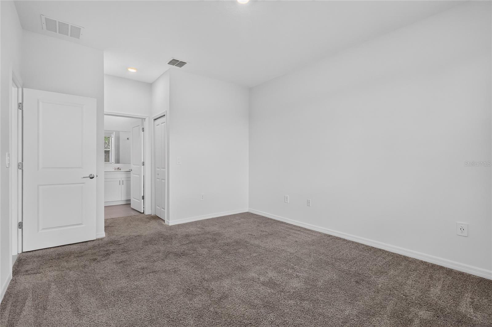 680 Grove St Property Photo 28