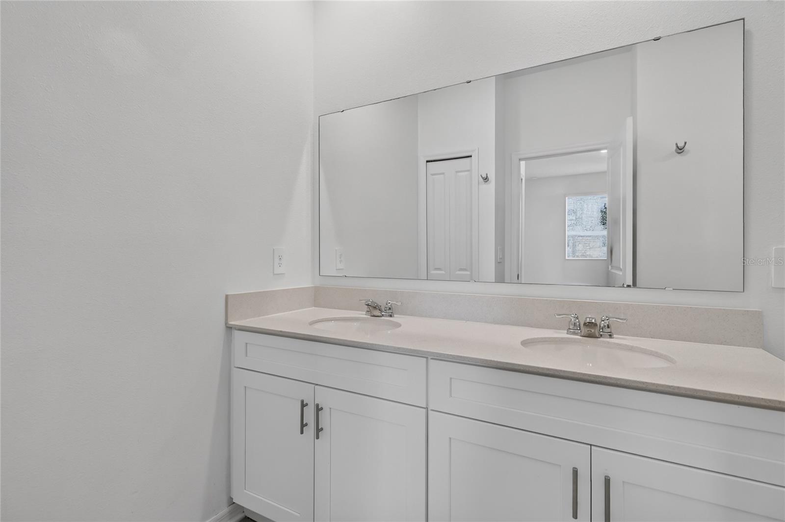680 Grove St Property Photo 31
