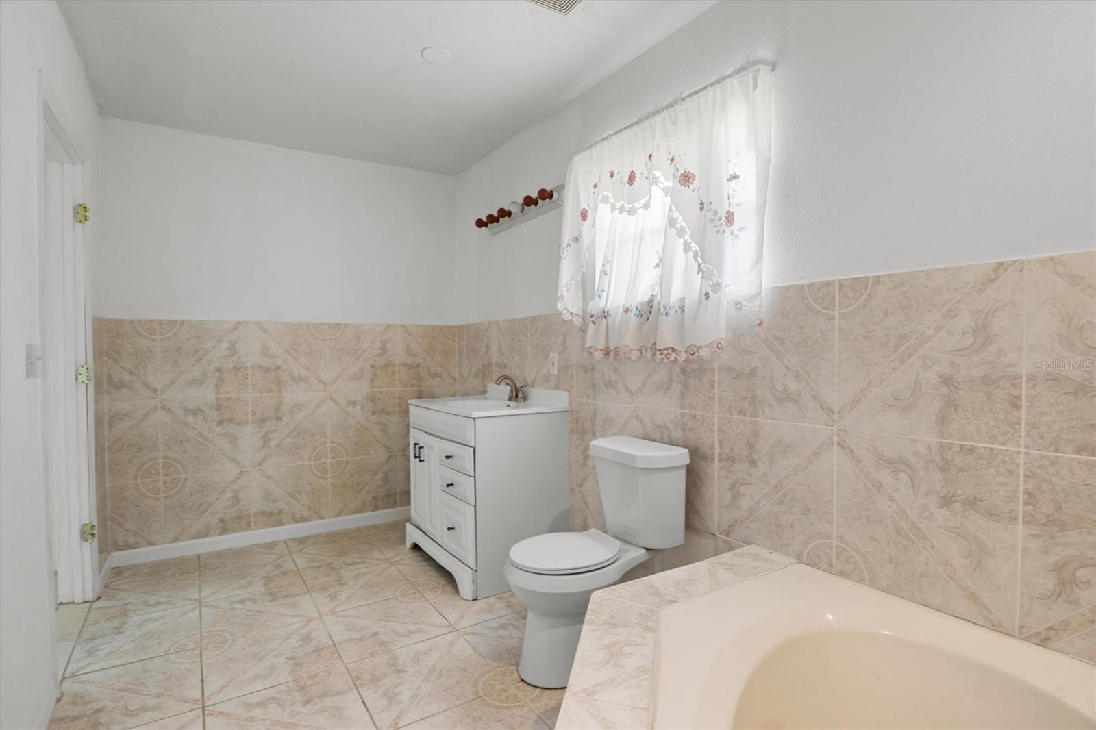 844 Chamberlain Blvd Property Photo 18