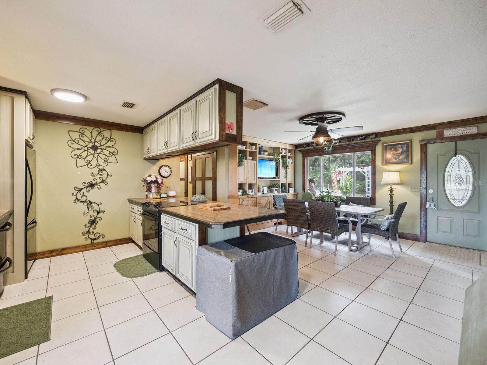 6001 Marthas Ln Property Photo 10