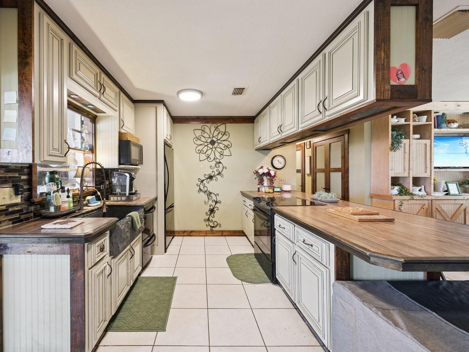 6001 Marthas Ln Property Photo 12