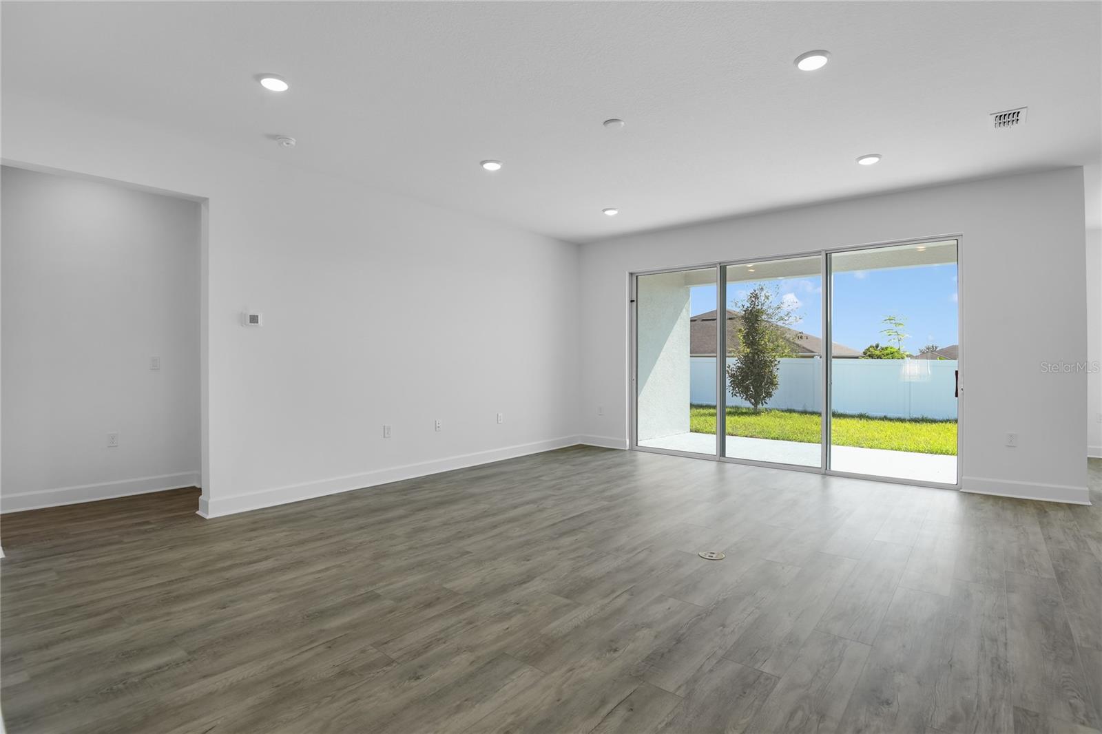 3040 Woodcliff Lake Cir Property Photo 6