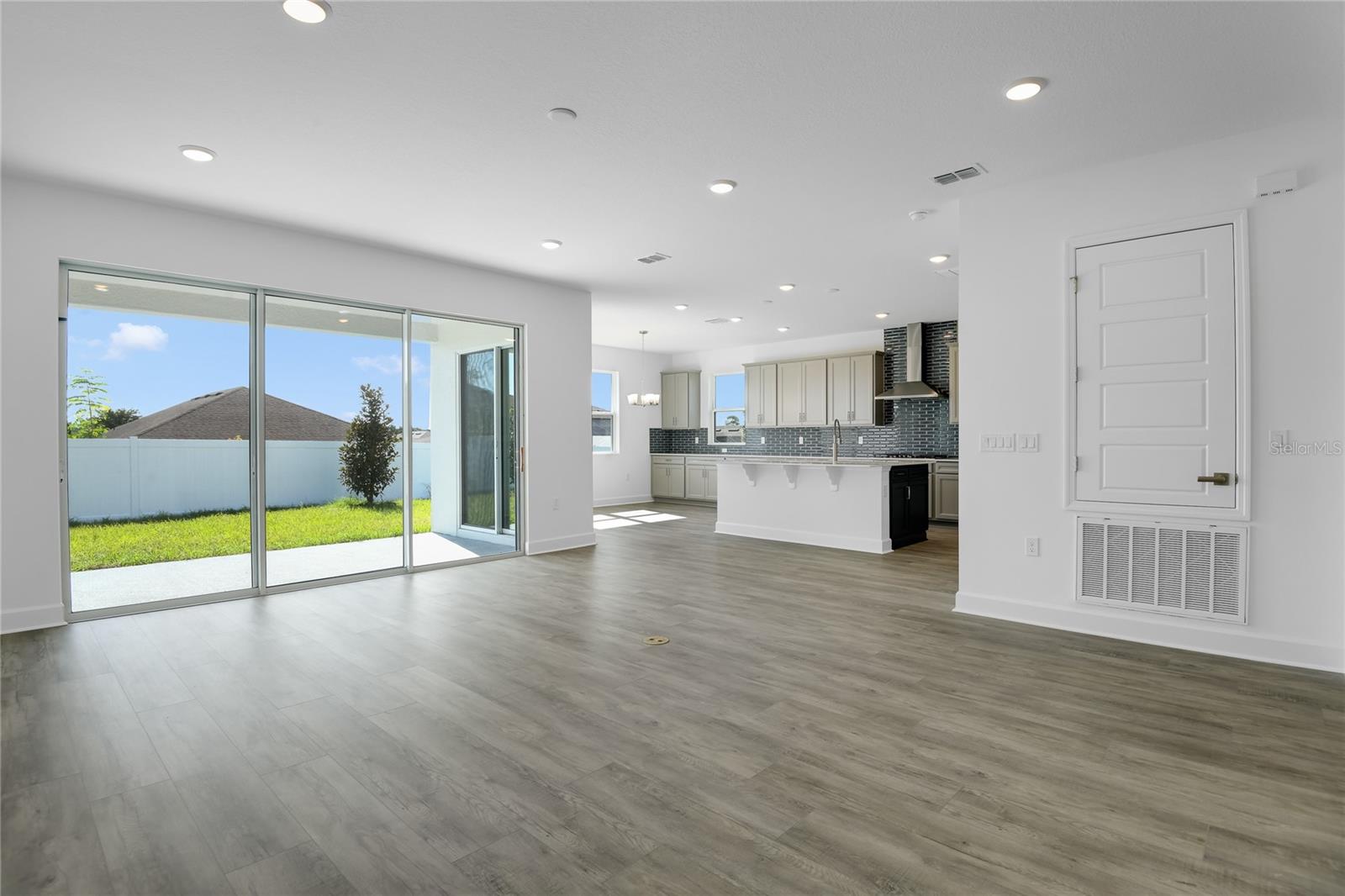 3040 Woodcliff Lake Cir Property Photo 7