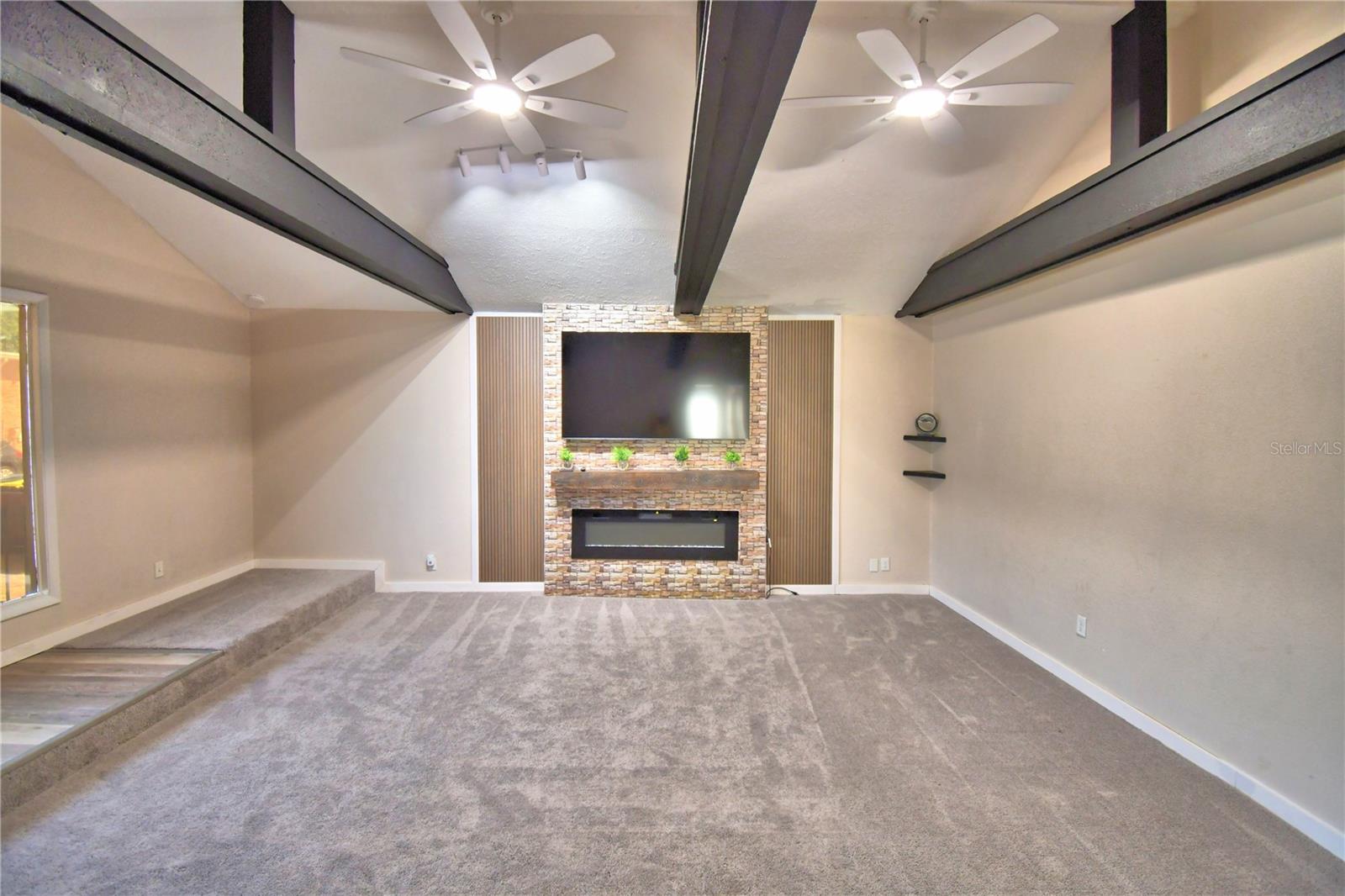208 Center St Property Photo 6