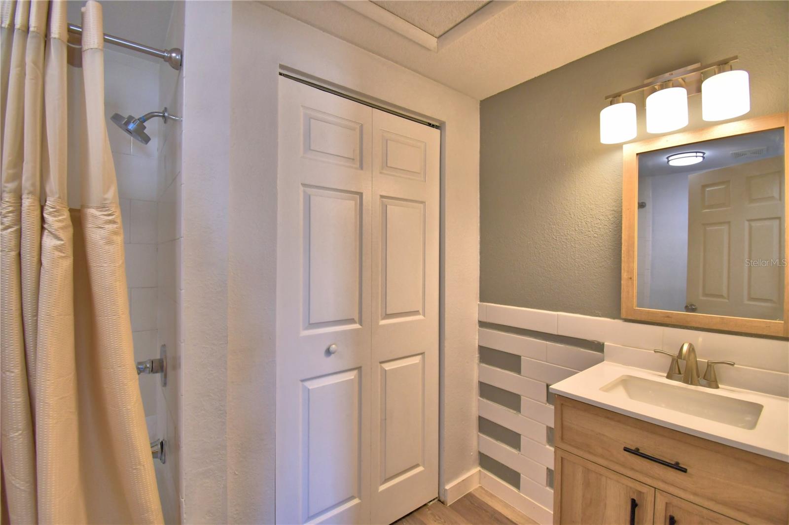 208 Center St Property Photo 25
