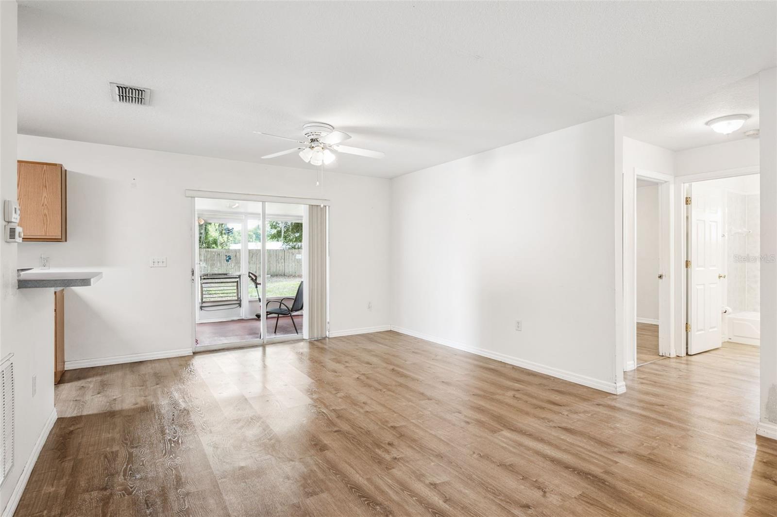 305 E 5th St Property Photo 5