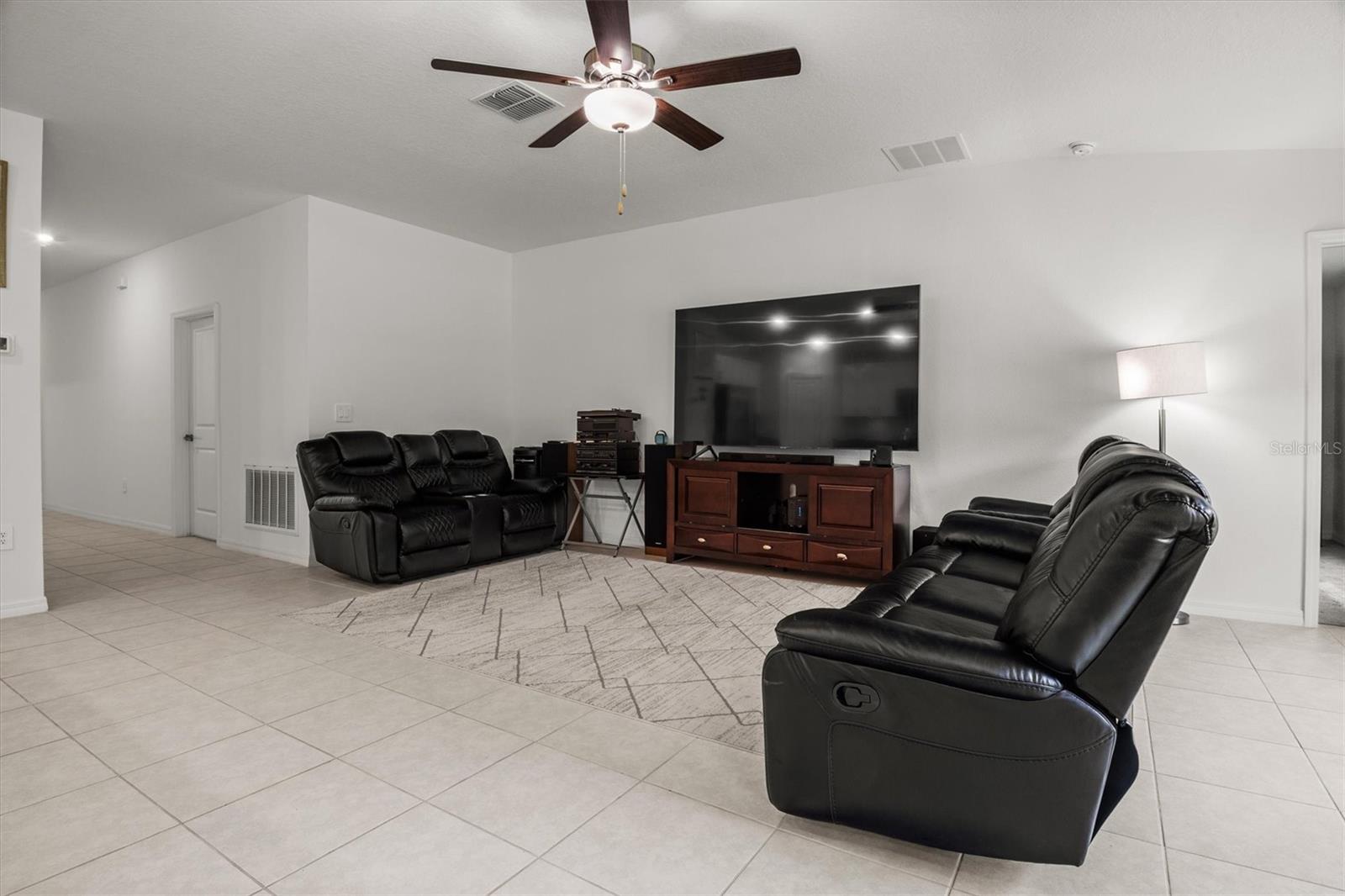 1856 Red Loop Property Photo 3