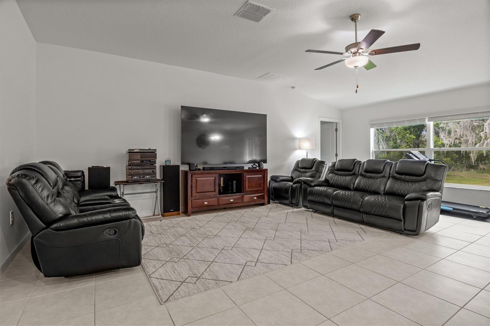 1856 Red Loop Property Photo 4