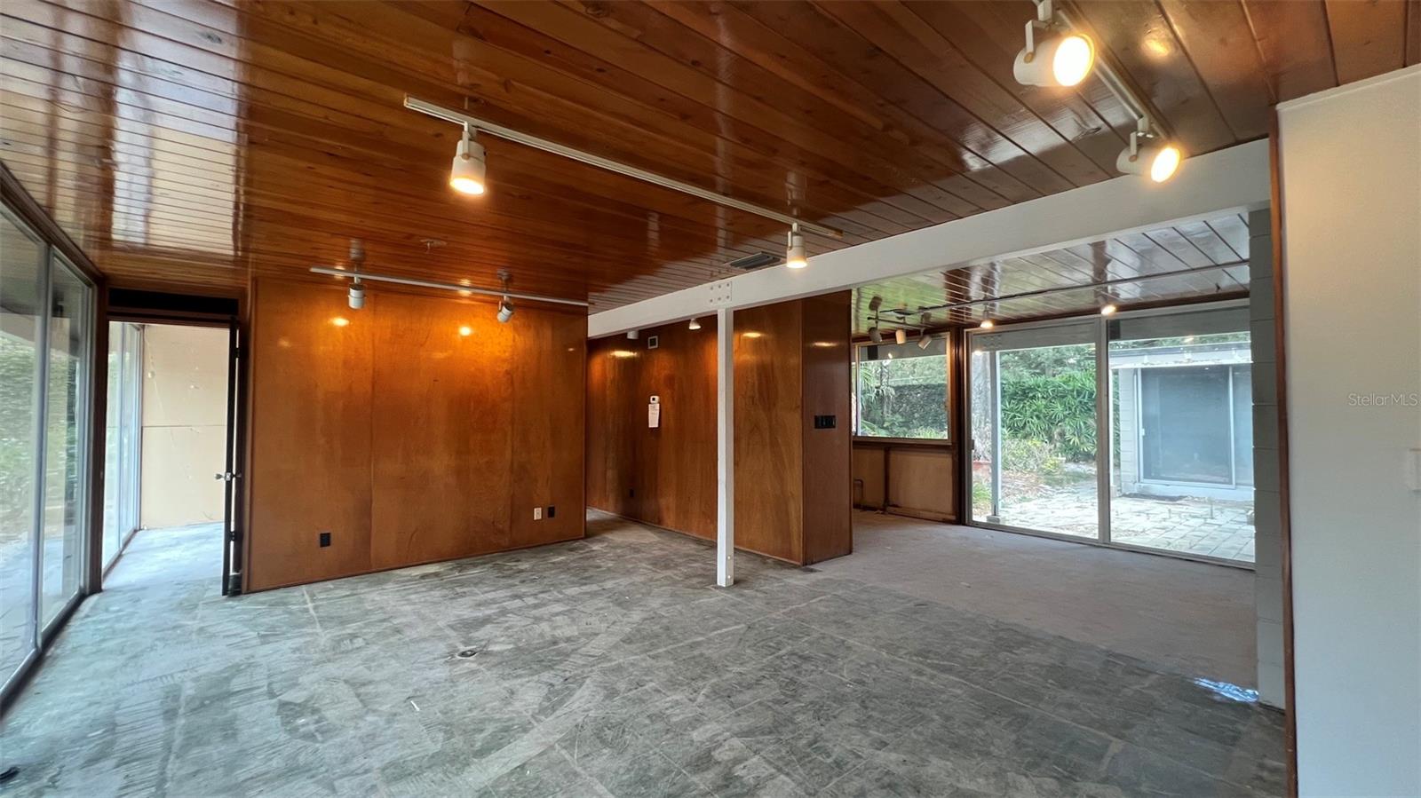 1549 Drexel Ave Ne Property Photo 6