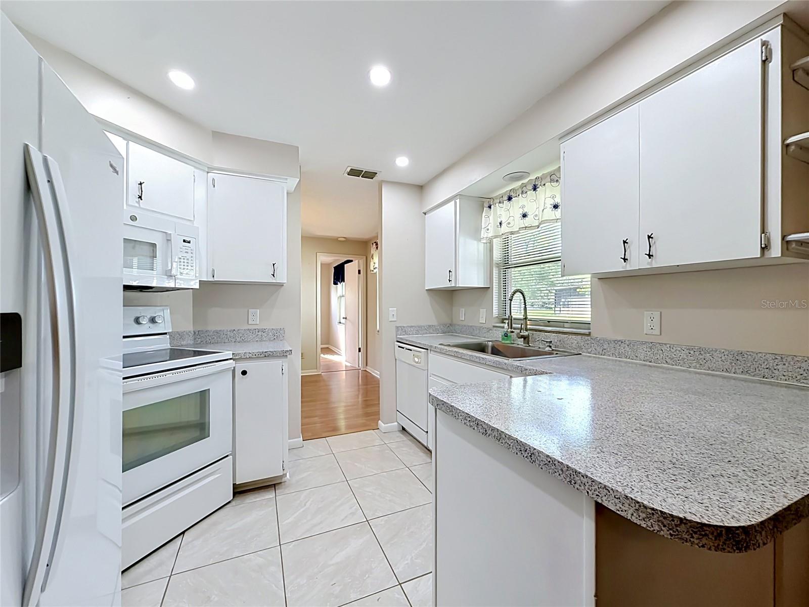 230 W Staggerbush Path Property Photo 6