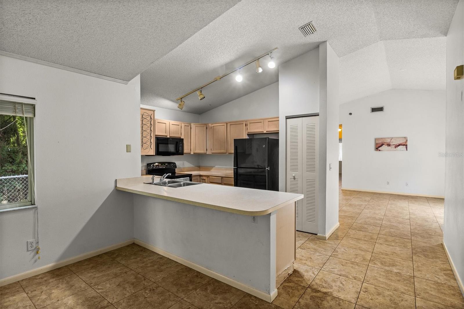 381 San Jose Dr Property Photo 8