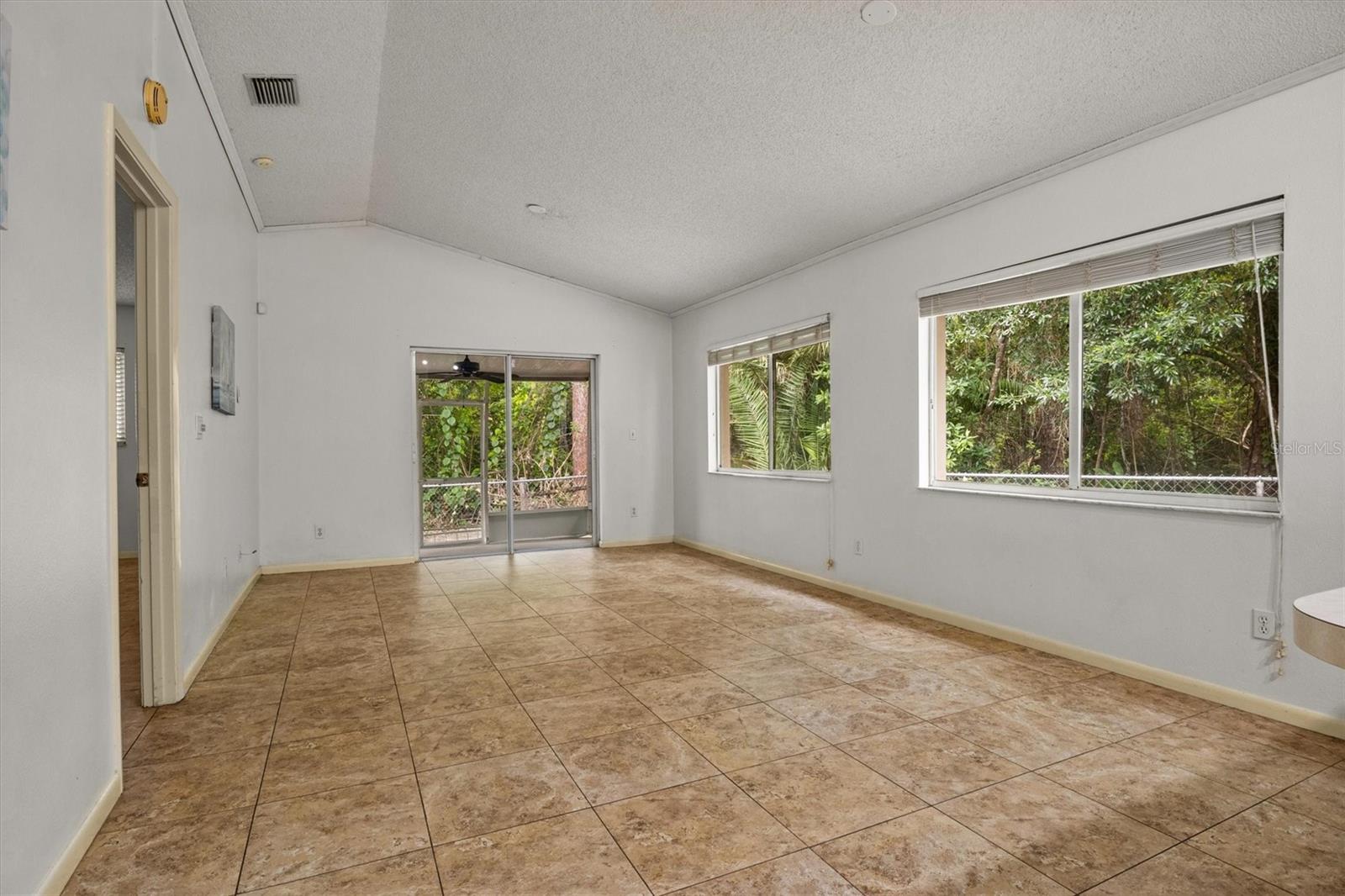 381 San Jose Dr Property Photo 10