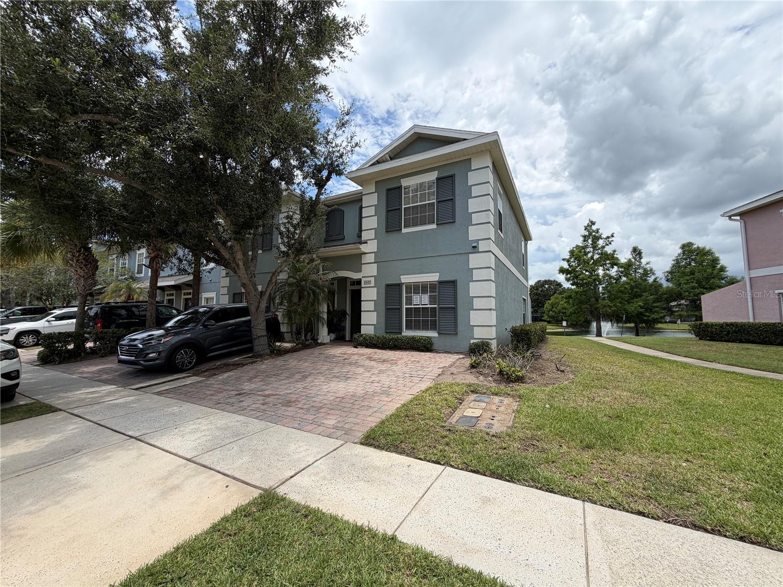 2425 Caravelle Cir Property Photo 4
