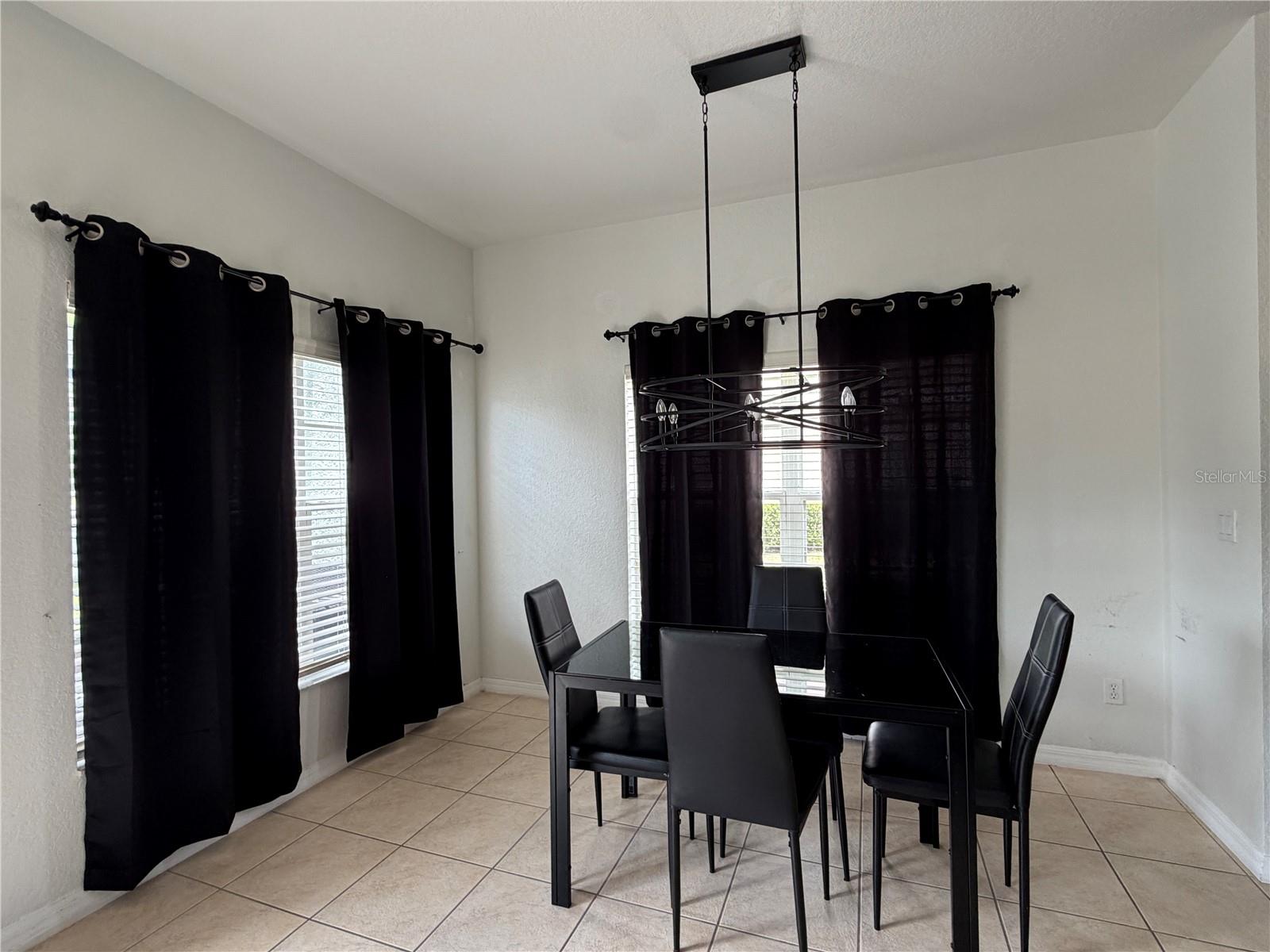 2425 Caravelle Cir Property Photo 8