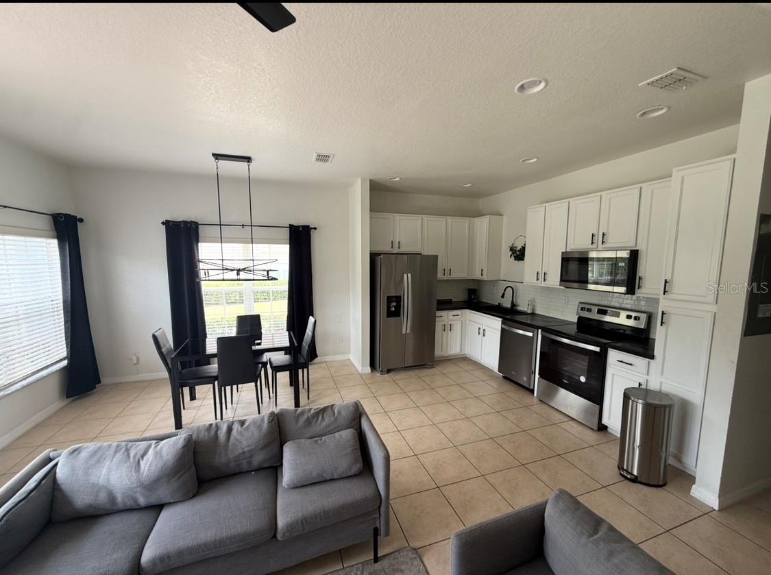 2425 Caravelle Cir Property Photo 9