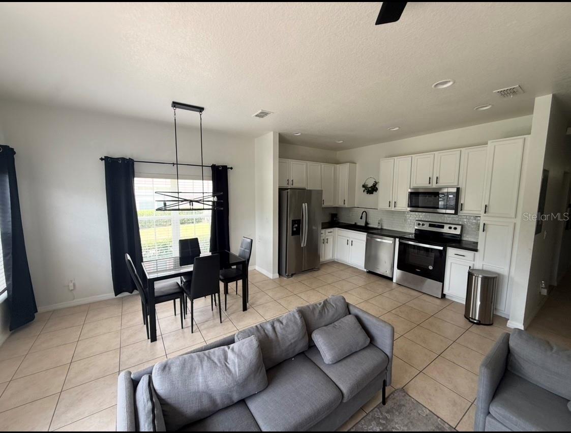 2425 Caravelle Cir Property Photo 10