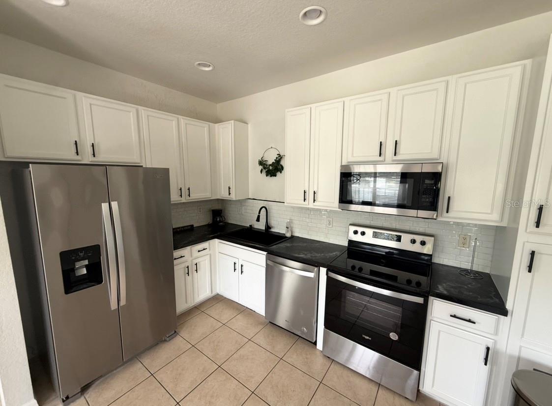 2425 Caravelle Cir Property Photo 11