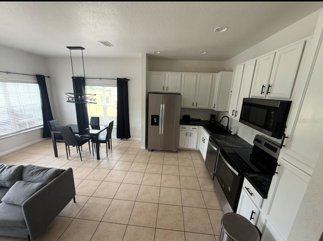 2425 Caravelle Cir Property Photo 12