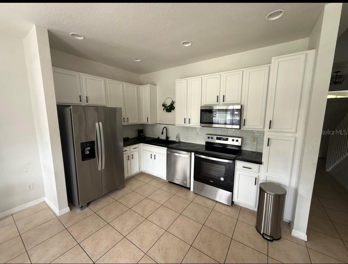 2425 Caravelle Cir Property Photo 13