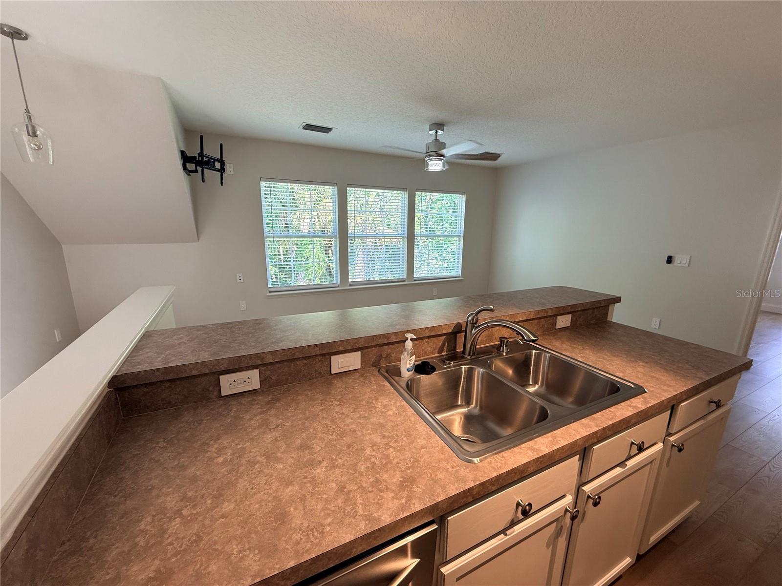 1005 Kestrel Ct #b Property Photo 2