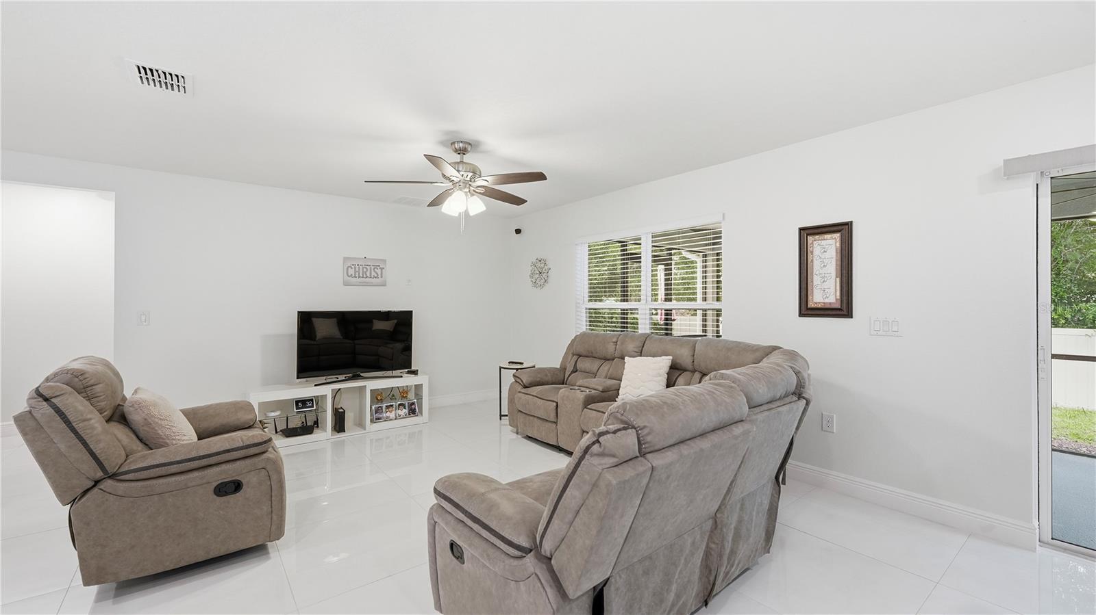 2457 Bulrush Dr Property Photo 6