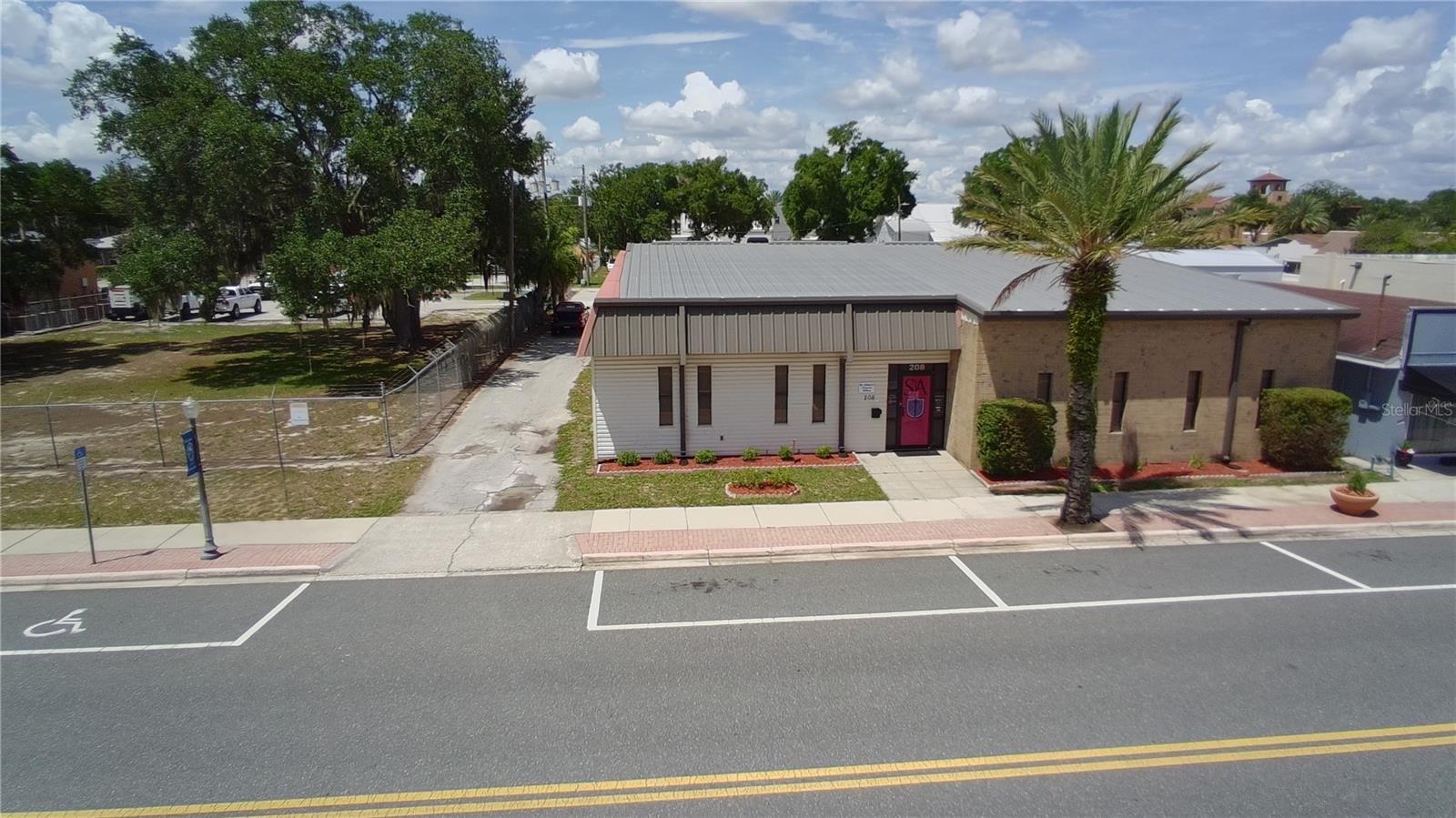 208 E LAKE AVE Property Photo 1
