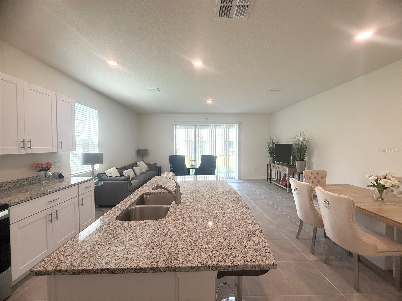 1503 Isleta Loop Property Photo 6