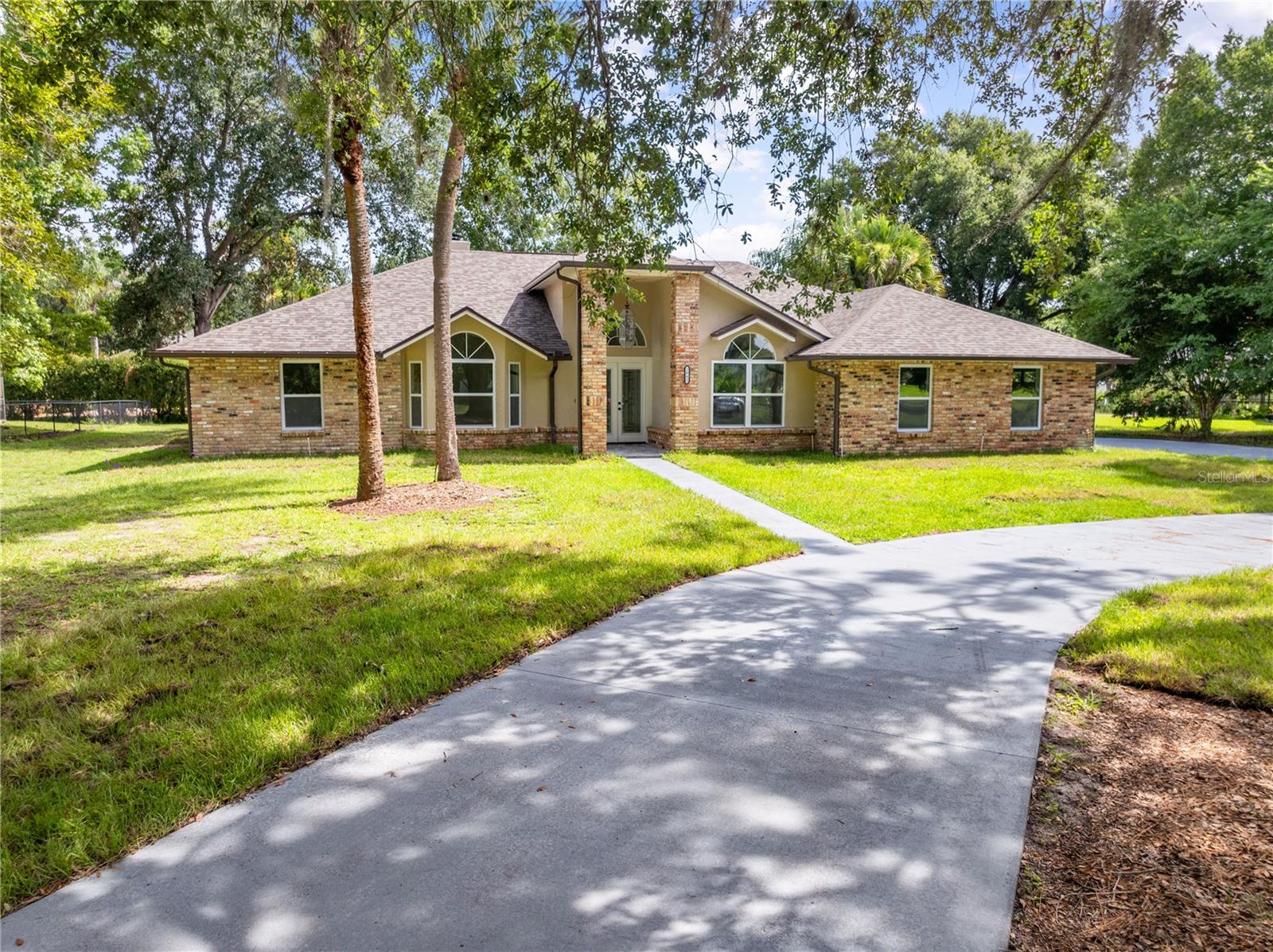 2082 Camelot Blvd Property Photo 1