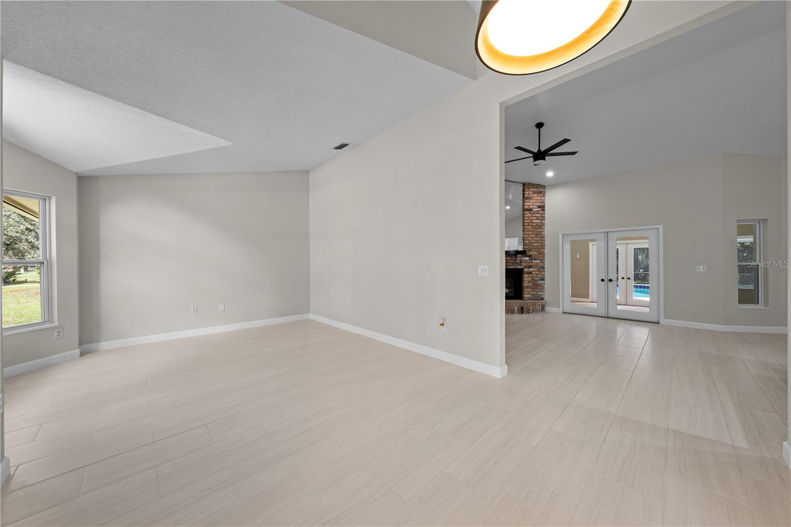 2082 Camelot Blvd Property Photo 7