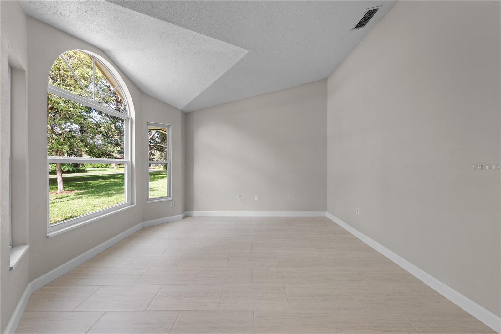 2082 Camelot Blvd Property Photo 8