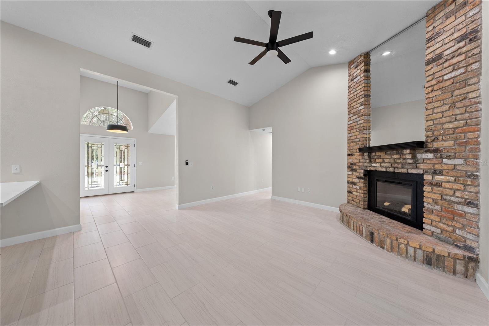 2082 Camelot Blvd Property Photo 10