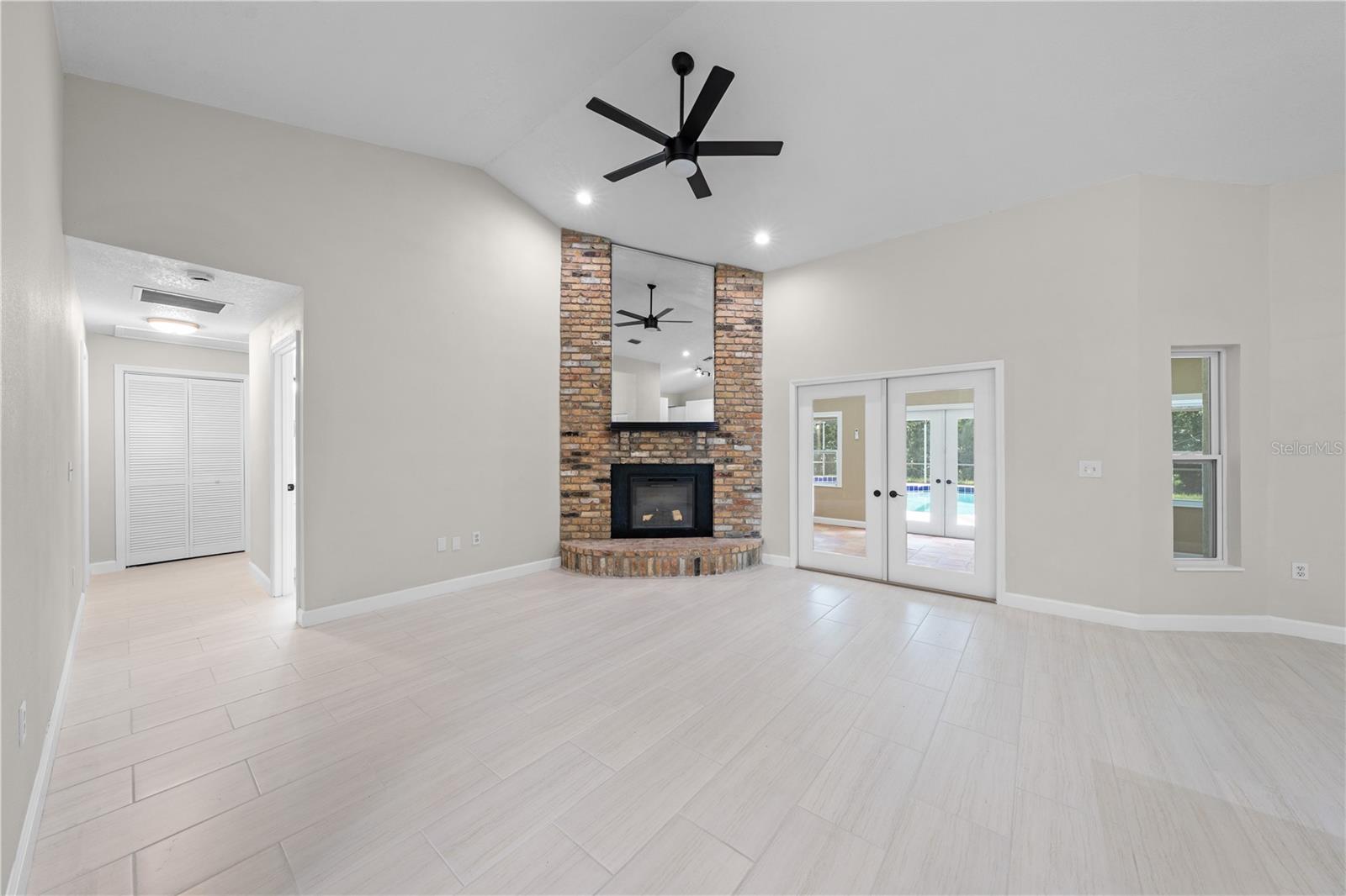 2082 Camelot Blvd Property Photo 11