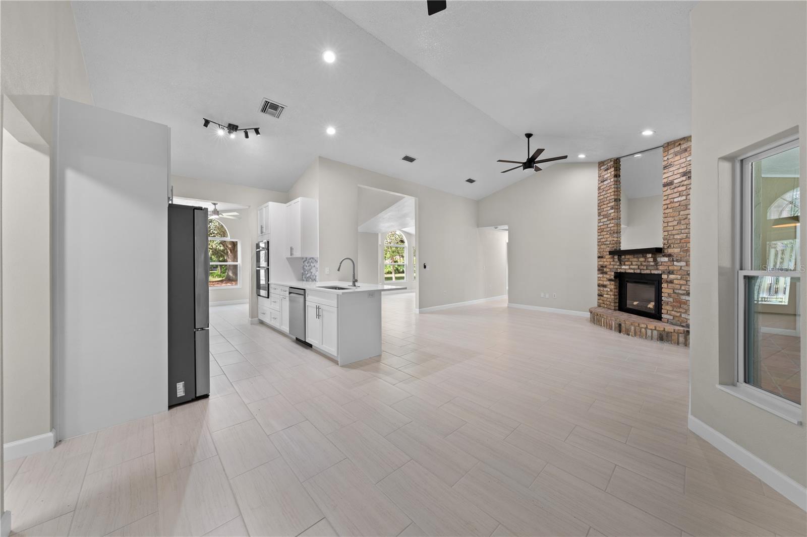 2082 Camelot Blvd Property Photo 13