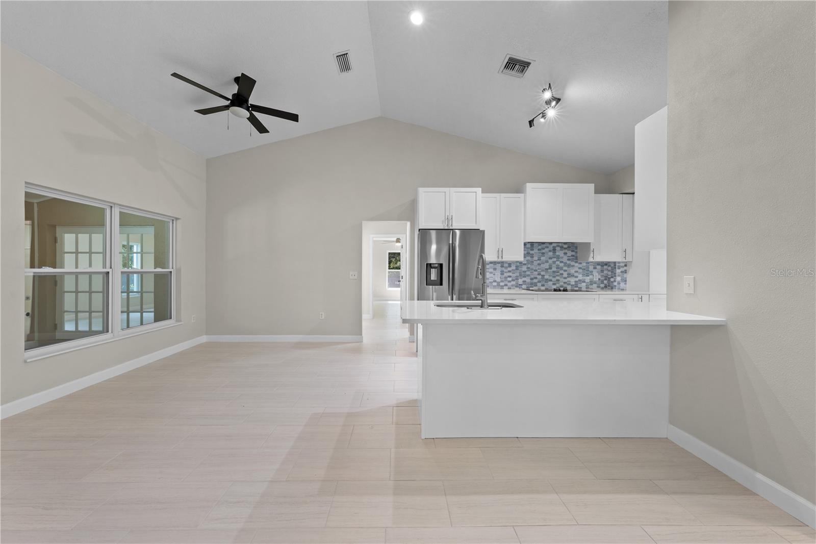 2082 Camelot Blvd Property Photo 14