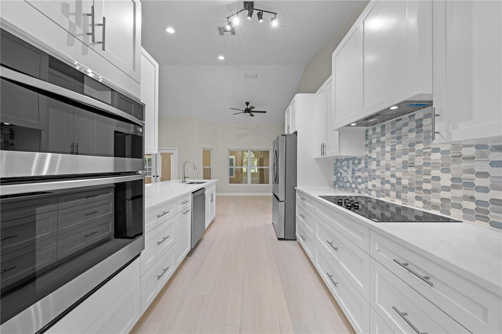 2082 Camelot Blvd Property Photo 15