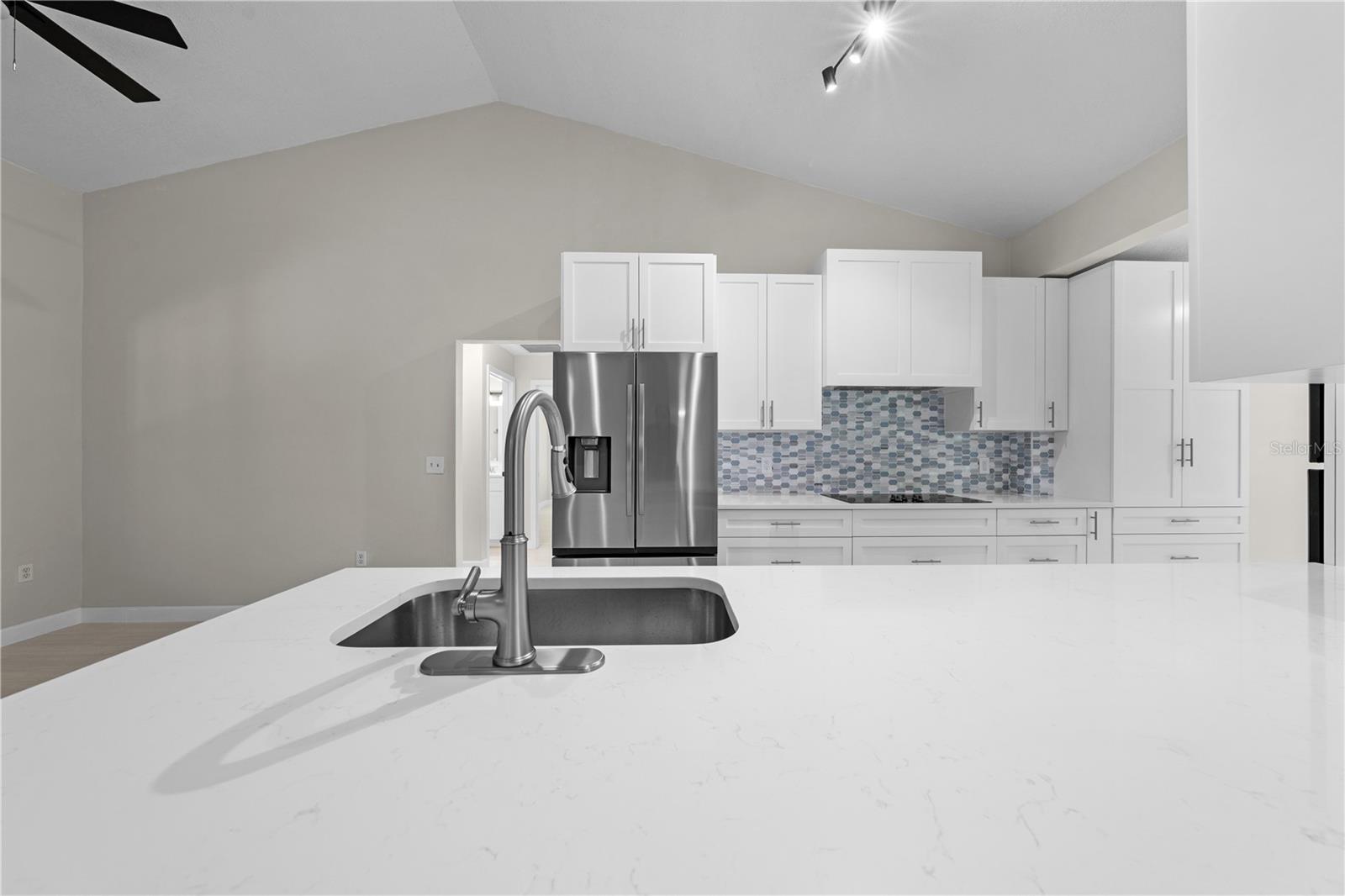 2082 Camelot Blvd Property Photo 16