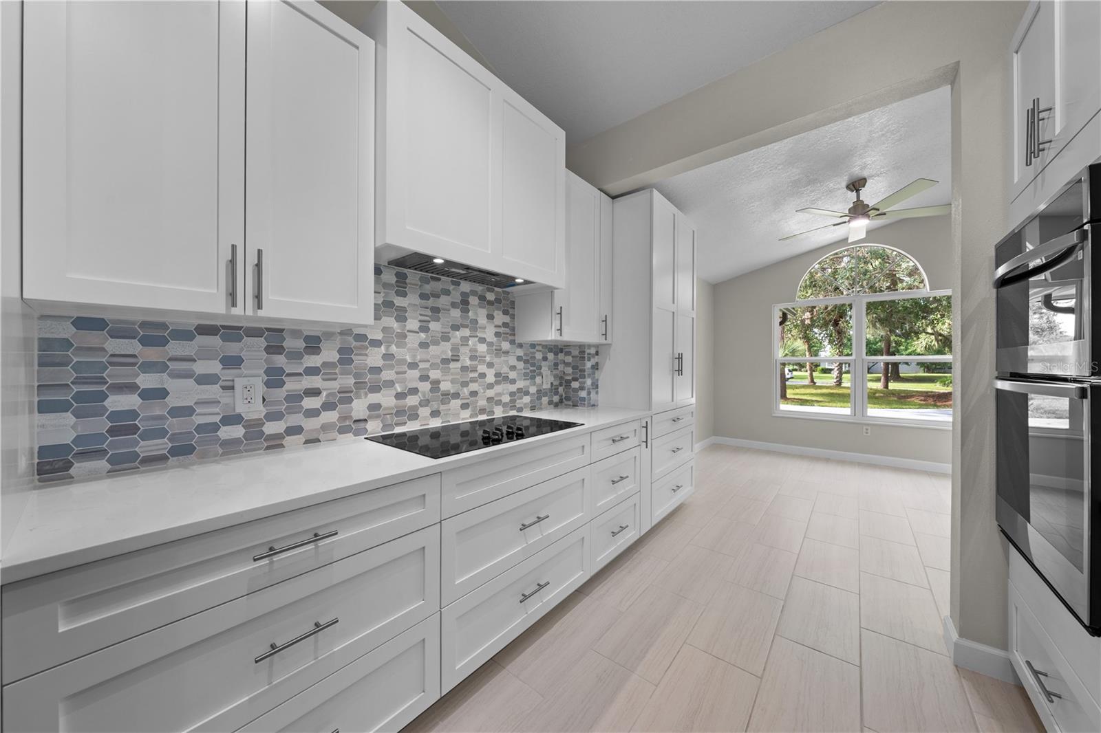 2082 Camelot Blvd Property Photo 19