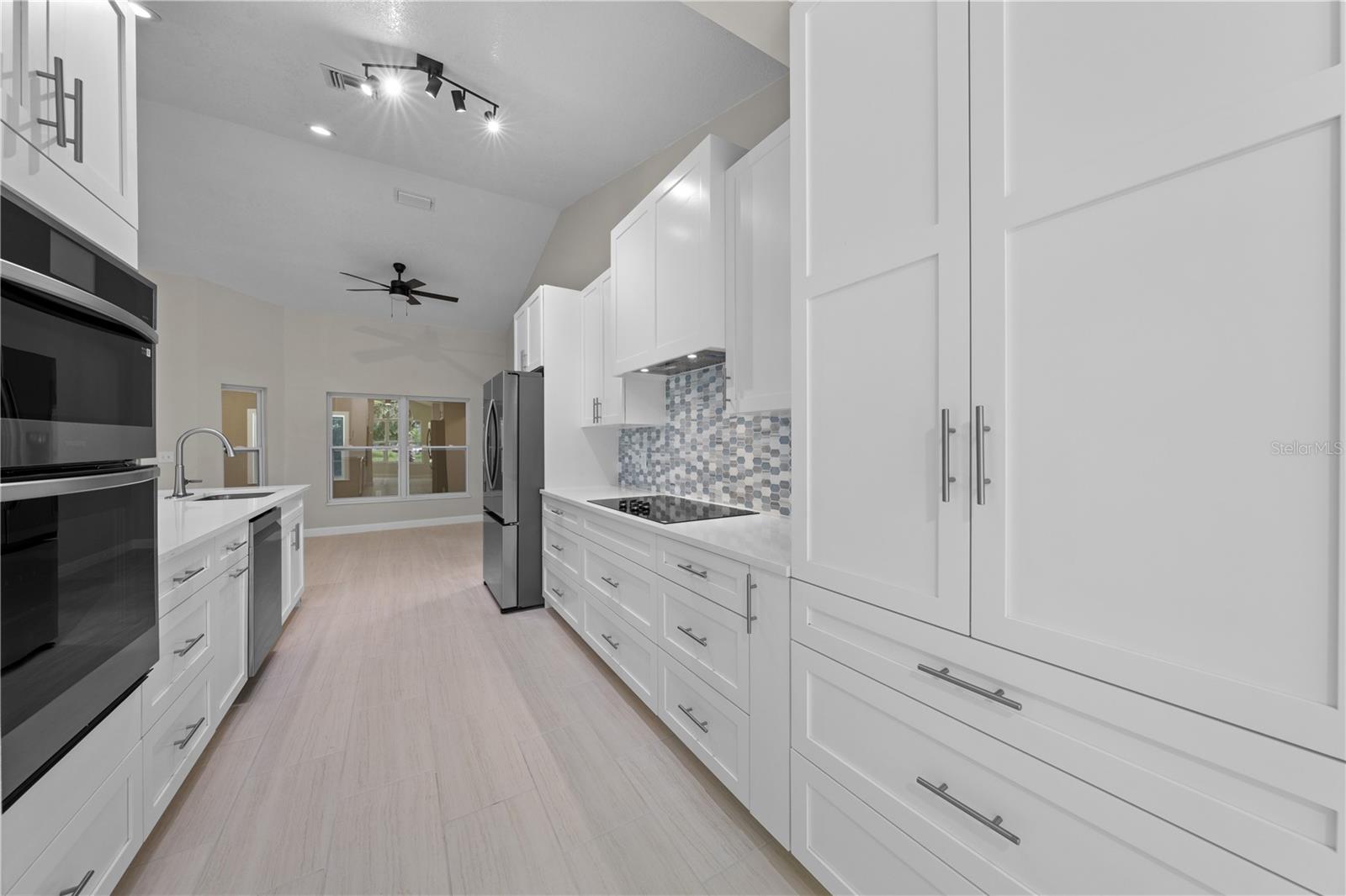 2082 Camelot Blvd Property Photo 20