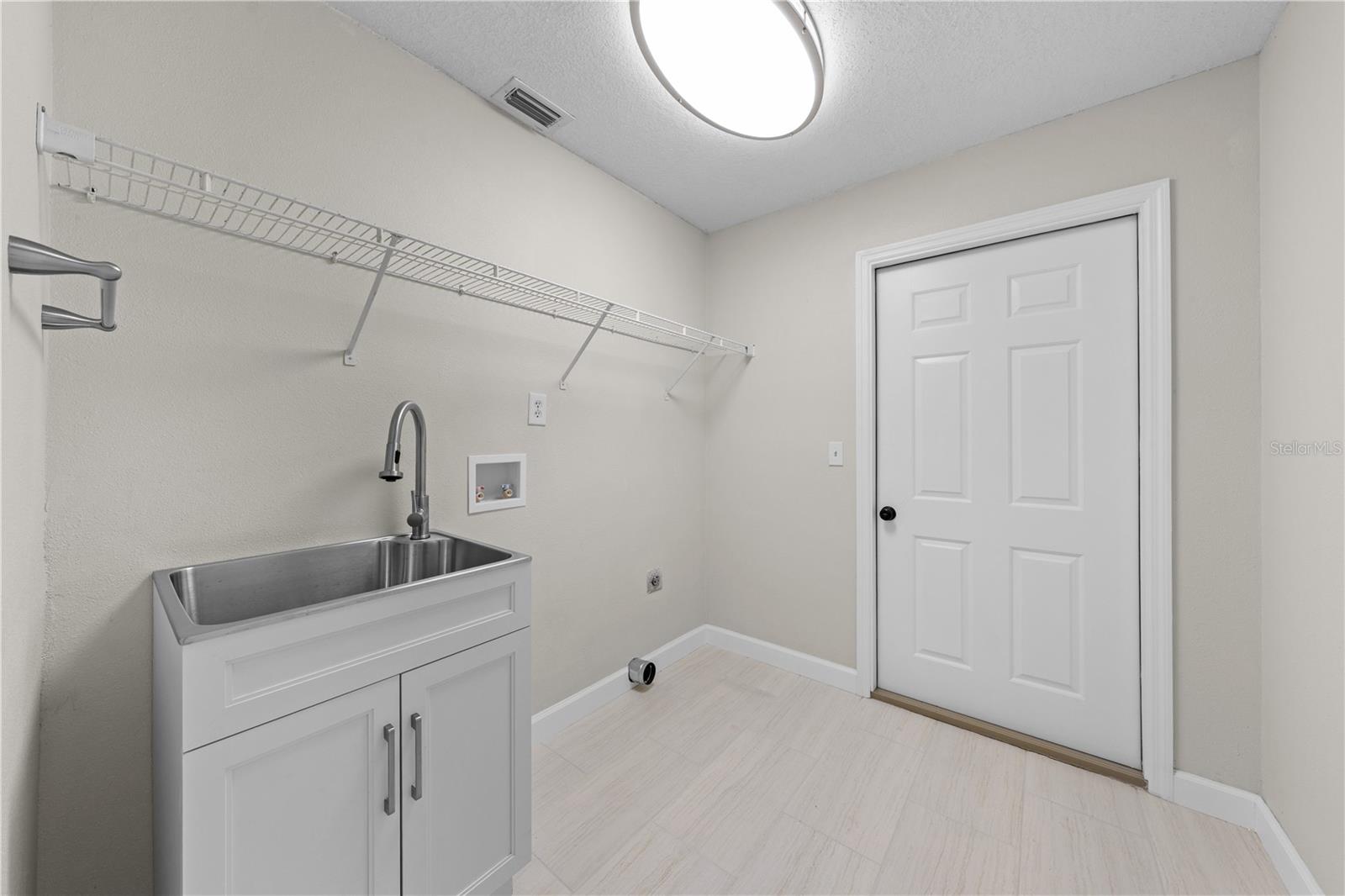 2082 Camelot Blvd Property Photo 35