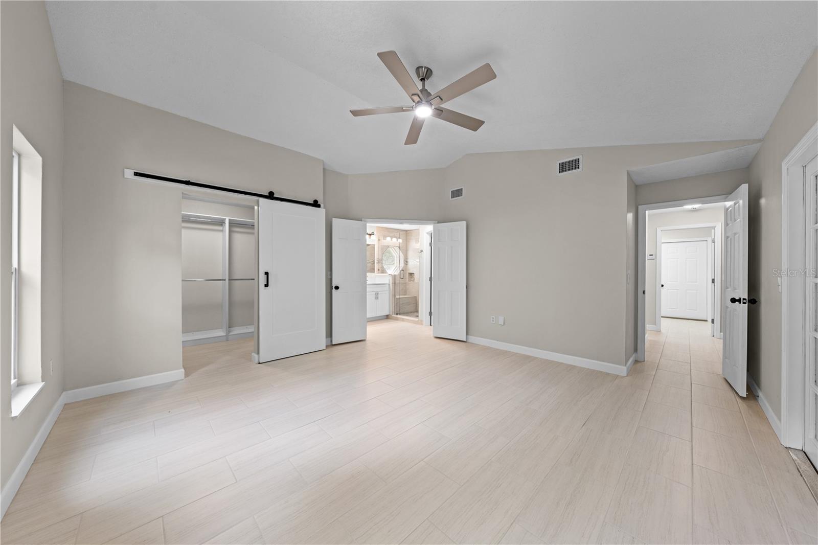 2082 Camelot Blvd Property Photo 40