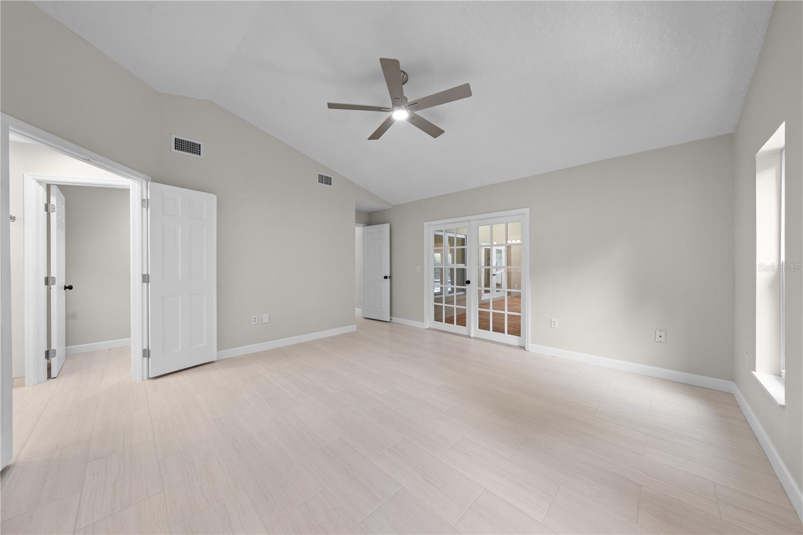 2082 Camelot Blvd Property Photo 41