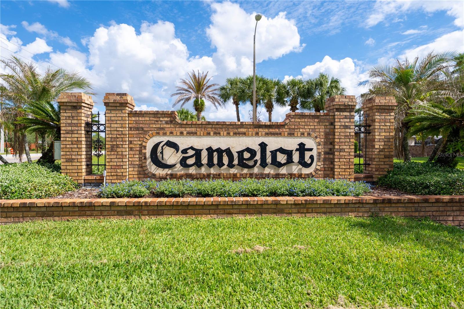 2082 Camelot Blvd Property Photo 82
