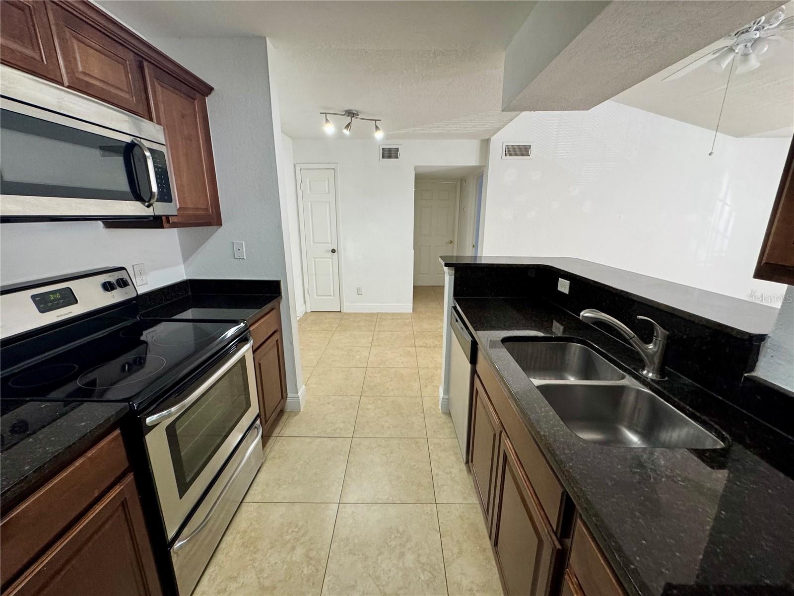 5533 Chrishire Way #f207 Property Photo 9