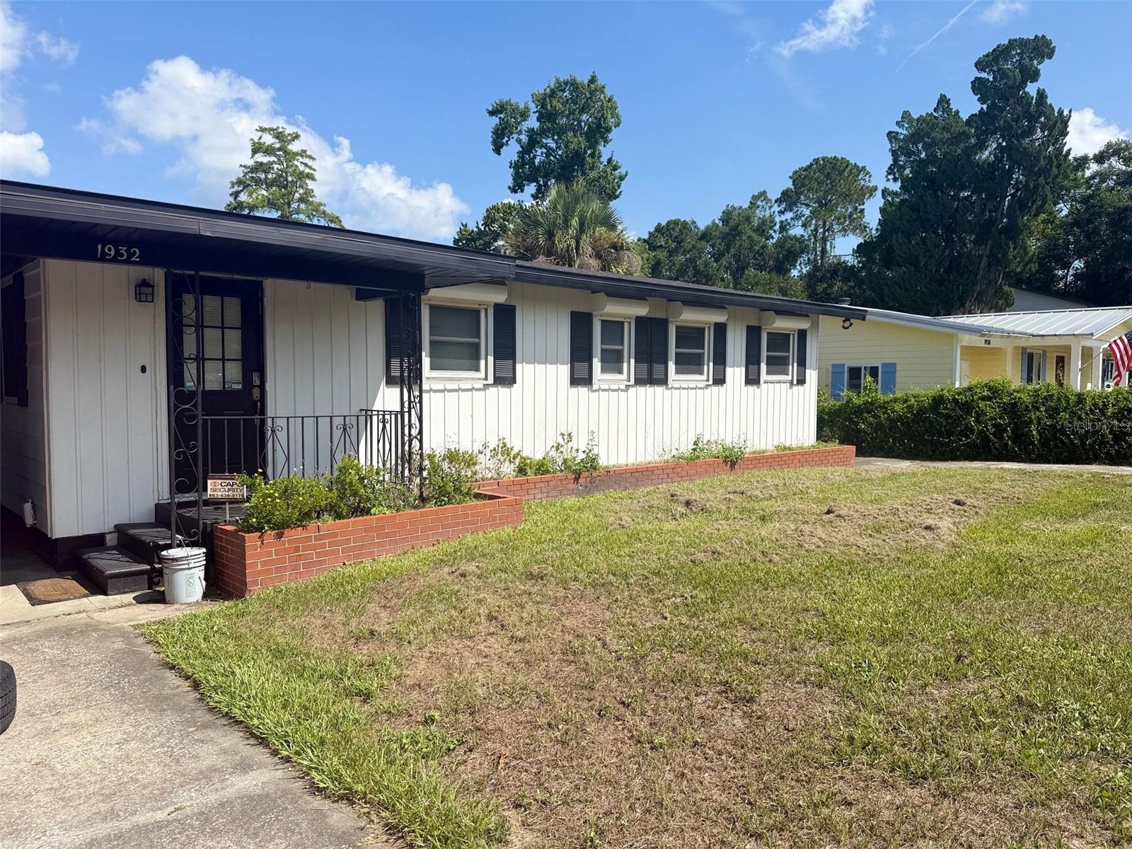 1932 Crescent Blvd Property Photo 2