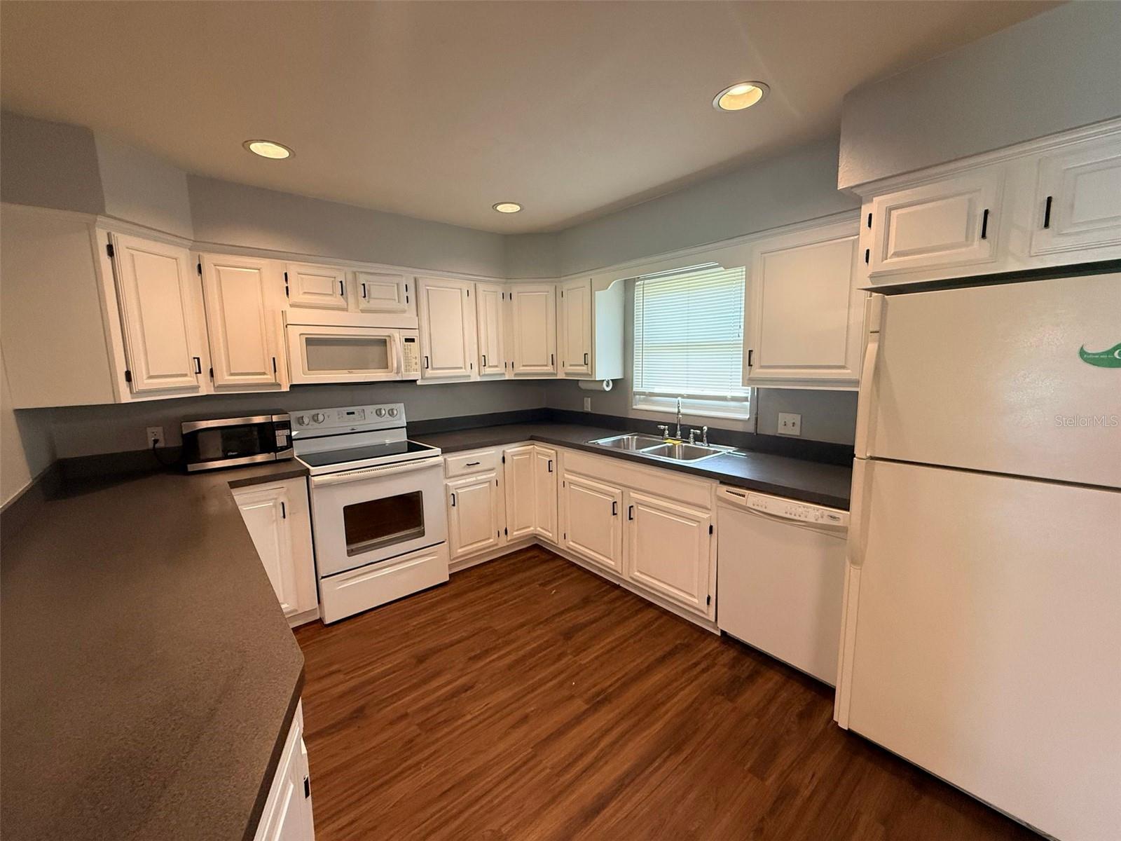1932 Crescent Blvd Property Photo 6