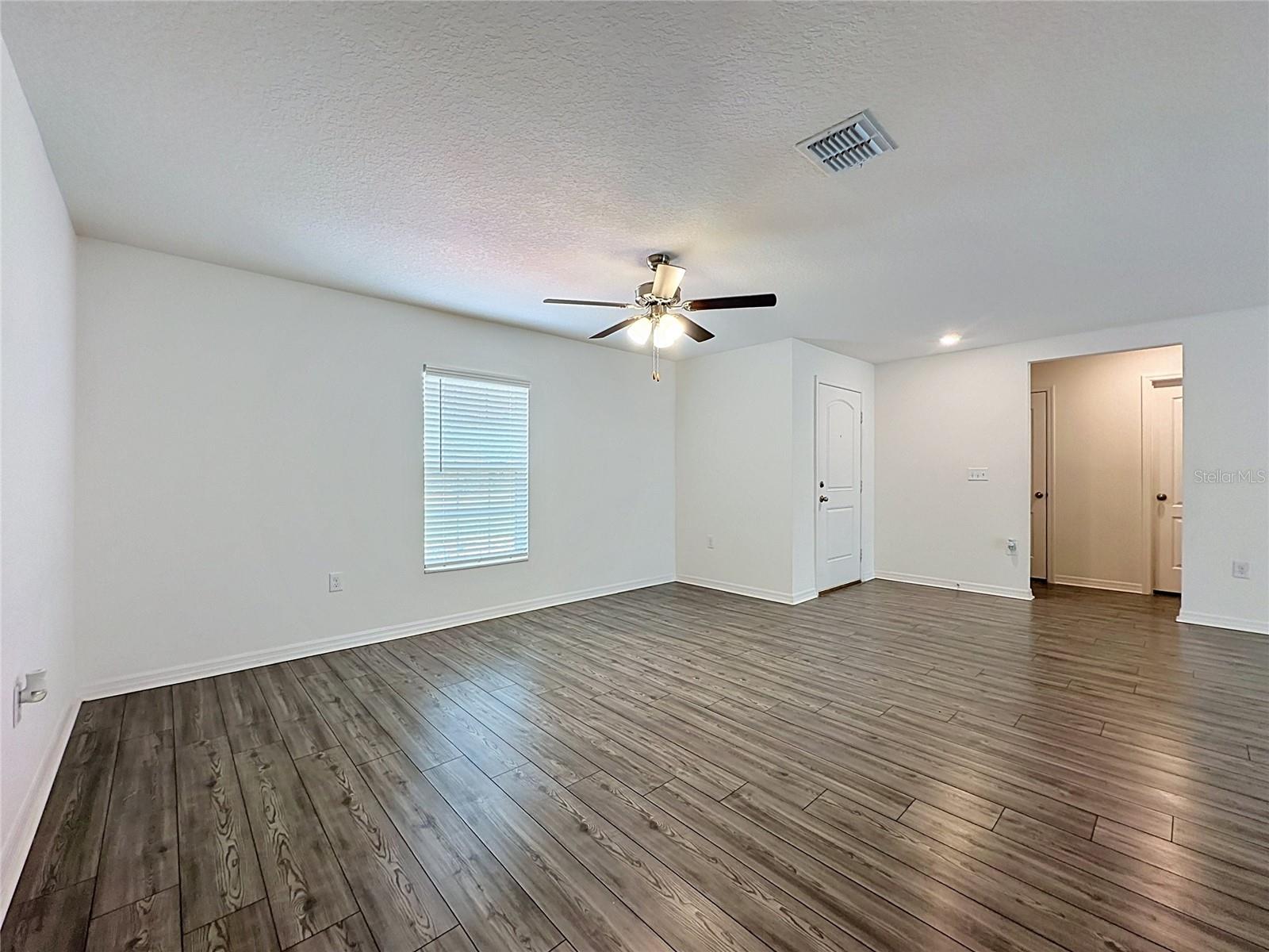 1407 Hillsborough Way Property Photo 3