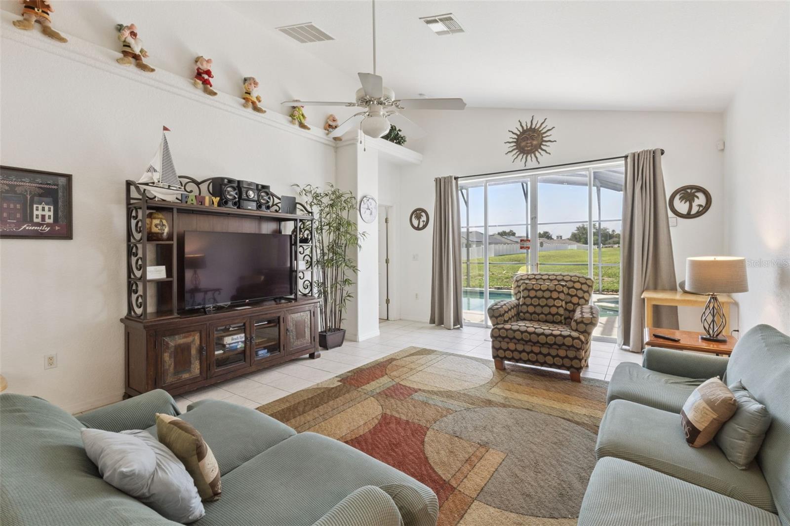 121 Vine Dr Property Photo 4