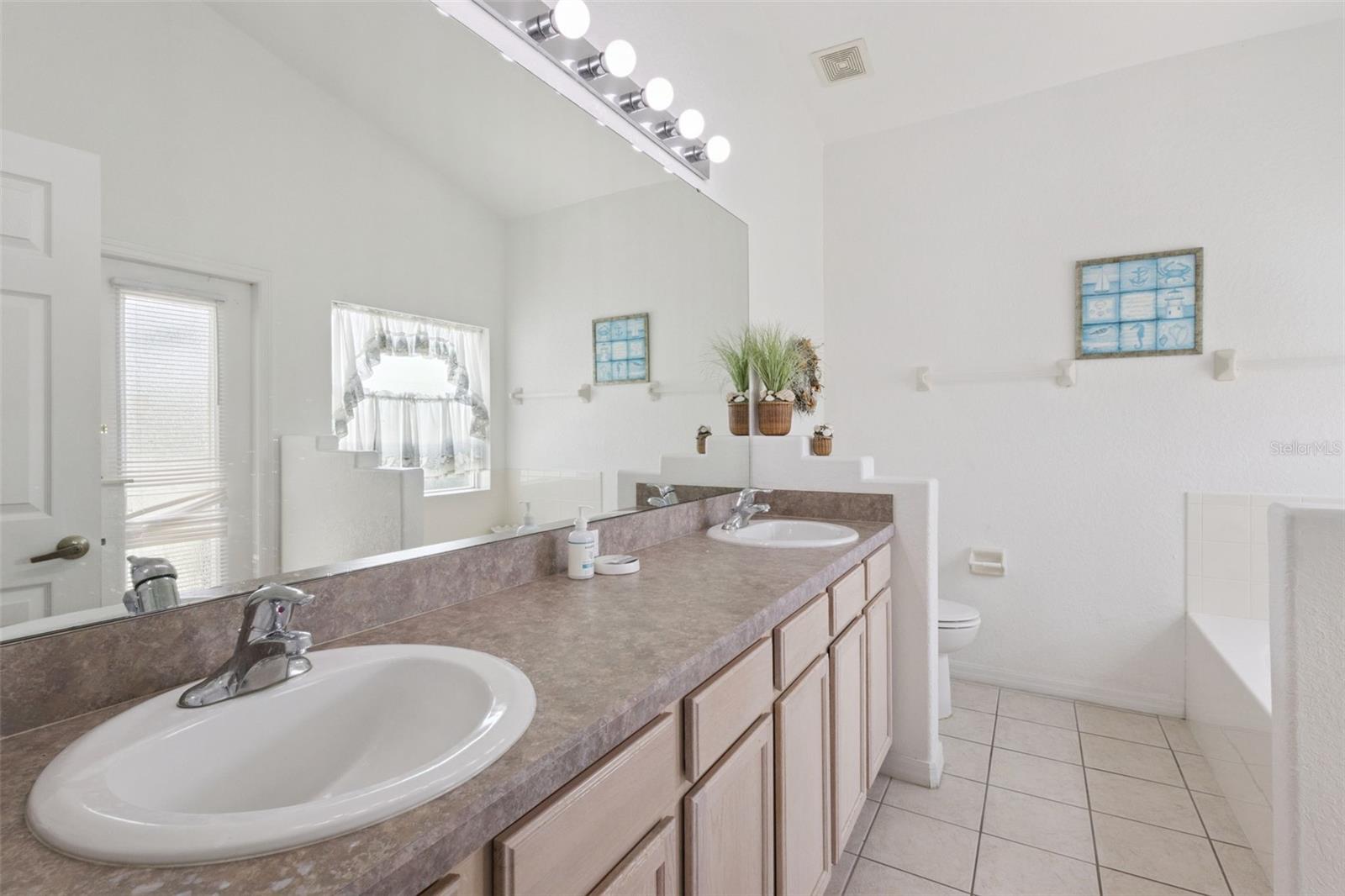 121 Vine Dr Property Photo 13